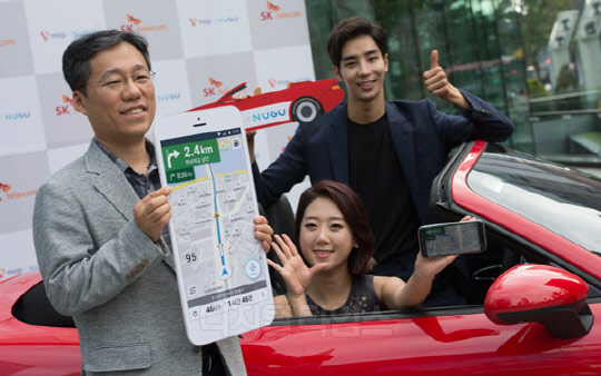 이상호 SK텔레콤  AI사업단장(왼쪽) 등이 7일 서울 중구 SK텔레콤 본사에서 '티맵'에 인공지능(AI) 플랫폼 '누구'를 탑재한 내비게이션 서비스 'T맵x누구'를 소개하고 있다. 'T맵x누구'는 운전 중 화면 터치 없이 음성만으로 목적지를 새로 설정하거나 변경할 수 있으며, '누구'가 지원하는 음악·날씨·일정 등 다양한 서비스도 이용 가능하다.  유동일기자 eddieyou@